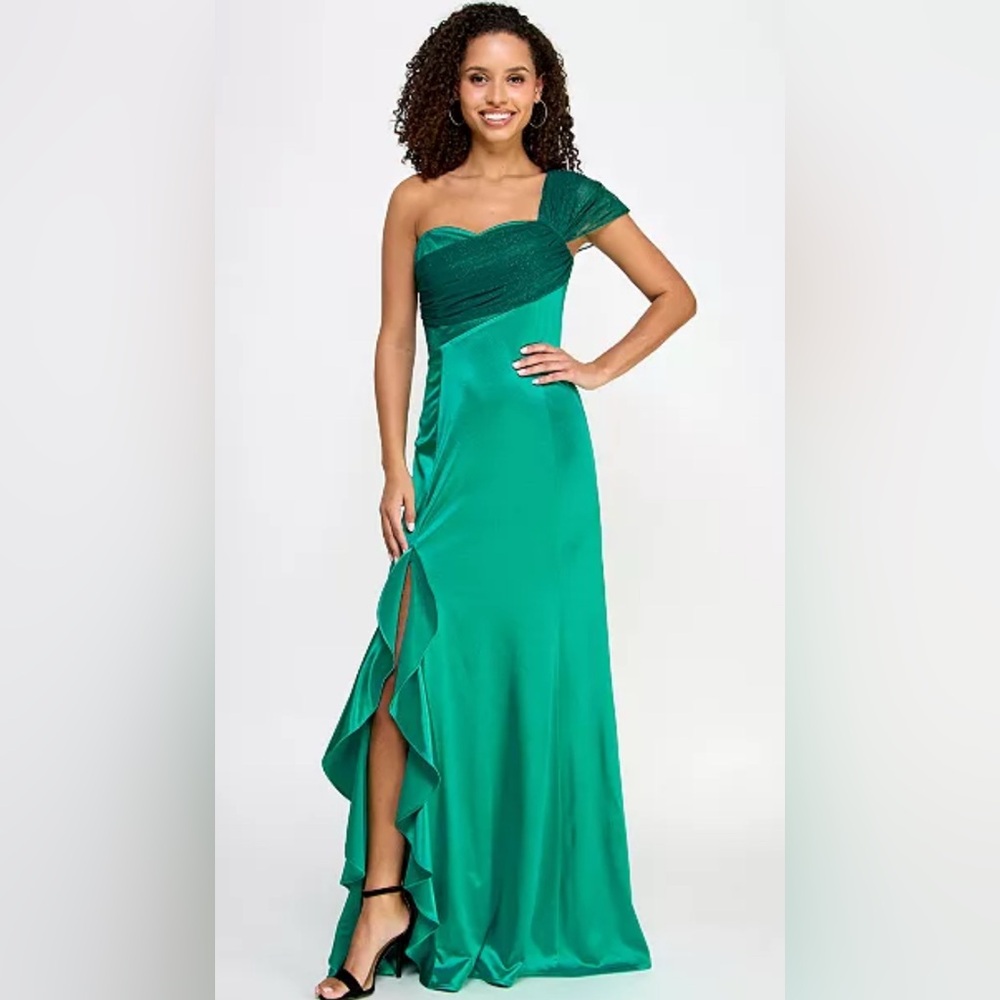 Violet Weekend Emerald Juniors' One-Shoulder Tulle-Bodice Gown